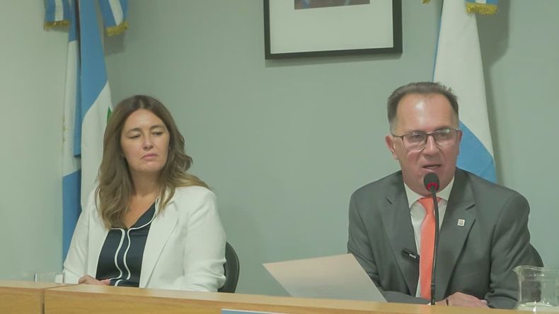 El intendente Luis Bertolini, junto la presidenta del Concejo Deliberante, Malena Resa. | LM Neuquen El intendente Luis Bertolini, junto la presidenta del Concejo Deliberante, Malena Resa.