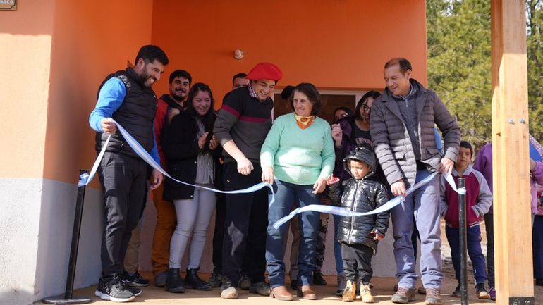 Gutiérrez entregó seis casas en Varvarco