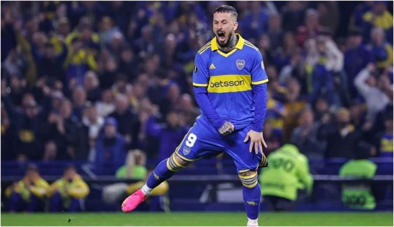 Darío Benedetto se cansó y disparó contra todos lo que los trataron de mercenario