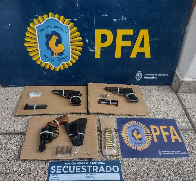 Las armas secuestradas en los procedimientos que realizó la Policía Federal a la banda de los peruanos. Las armas secuestradas en los procedimientos que realizó la Policía Federal a la banda de los peruanos.