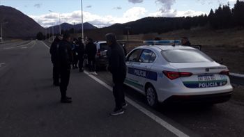 Tras el alerta desde El Bolsón, la policía de Chubut realizó un operativo cerrojo en la ruta 40, cerca de Esquel y las localidades de Tecka y Corcovado. Tras el alerta desde El Bolsón, la policía de Chubut realizó un operativo cerrojo en la ruta 40, cerca de Esquel y las localidades de Tecka y Corcovado.