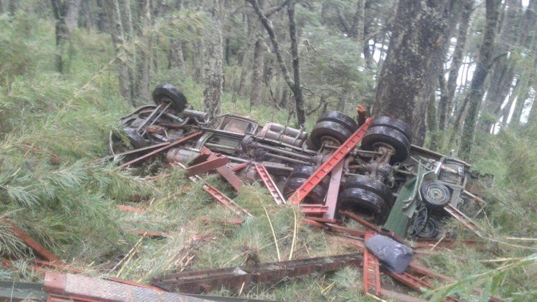 Tres heridos tras desbarrancar un camión del Ejército en Junín de los Andes