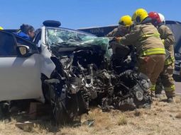 Una pareja oriunda de Neuquén debió ser rescatada tras el choque frontal. Una pareja oriunda de Neuquén debió ser rescatada tras el choque frontal.