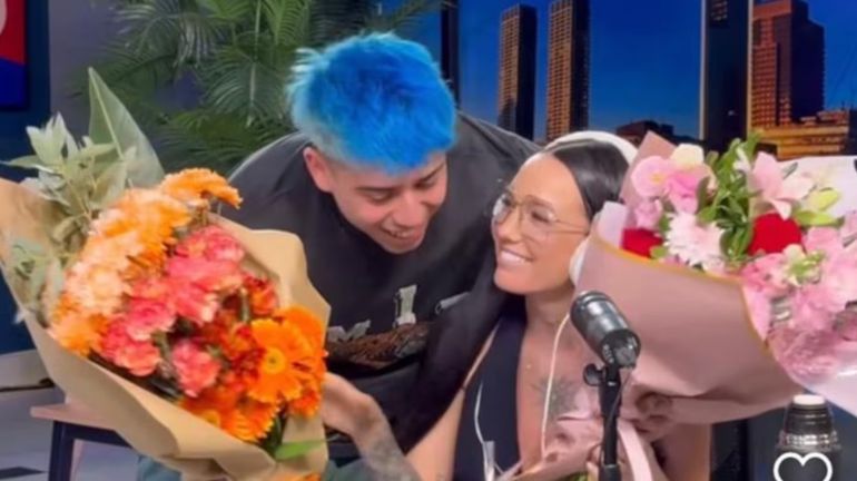 Luck Ra sorprendió a la Joaqui en Rumis, con flores por sus éxitos laborales. Luck Ra sorprendió a la Joaqui en Rumis, con flores por sus éxitos laborales.