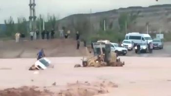 Impactante video: la tormenta arrasó en Rincón y se llevó una camioneta con sus ocupantes