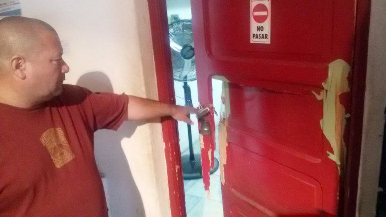 Richard Verdugo señala una de las puertas que rompieron en el bar del espacio cultural de calle Yrigoyen.