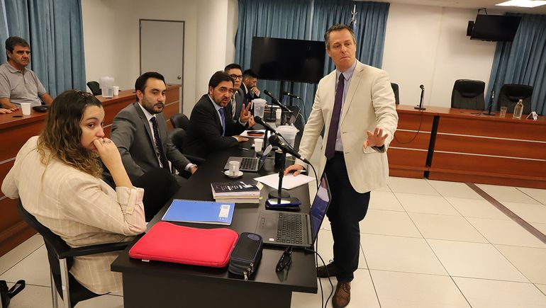 Los defensores y defensoras del juicio por estafa con planes sociales, de iaquierda a derecha: Carolina Johansen, Gonzalo Rodríguez, Fabián Flores, David Fernández, Alfredo Cury y Juan Pablo Piombo. Los defensores y defensoras del juicio por estafa con planes sociales, de iaquierda a derecha: Carolina Johansen, Gonzalo Rodríguez, Fabián Flores, David Fernández, Alfredo Cury y Juan Pablo Piombo.