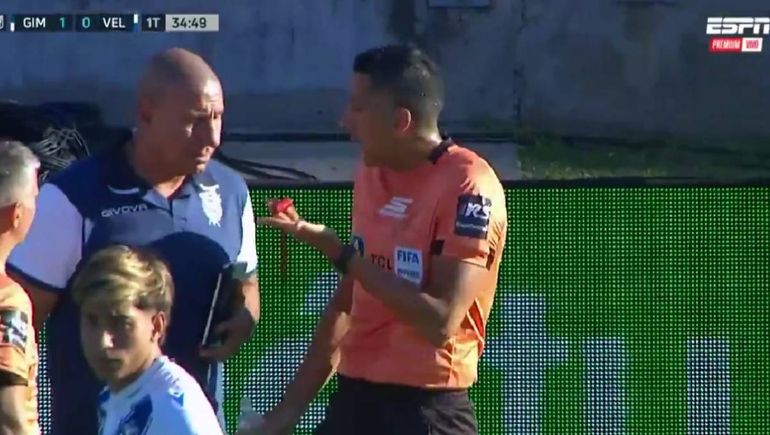 Locura total: un hincha de Gimnasia de La Plata le tiró un martillo a Yael Falcón Pérez desde la tribuna