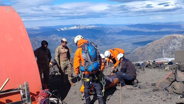 Rescate a 2.300 metros de altura: sufrió un accidente subiendo el volcán Lanín