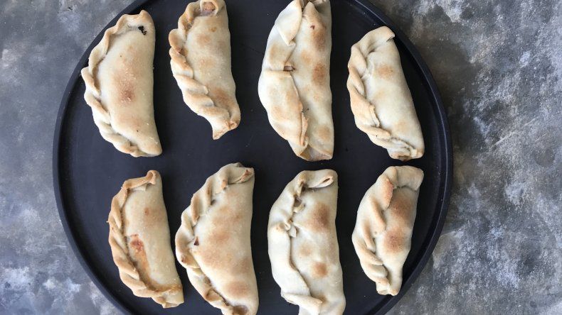 Receta al horno: empanadas de pollo para comer con la mano