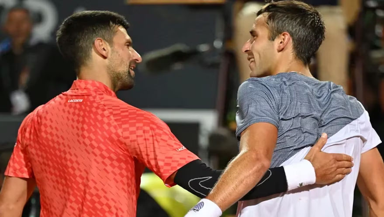 Etcheverry hizo sufrir a su ídolo Djokovic, pero no le alcanzó