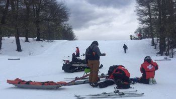 dramatico rescate de una nena que cayo por una pendiente de hielo en chapelco