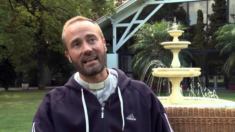El sacerdote de 42 años es muy querido por su labor en Mendoza.