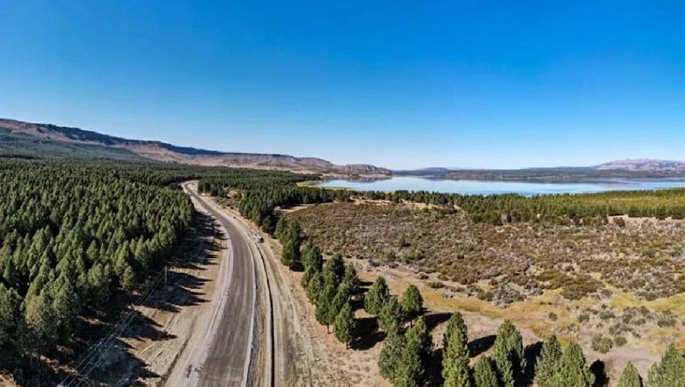 El camino entre Aluminé y Villa Pehuenia es de película y muchos más cuando esté terminada la obra de asfalto.