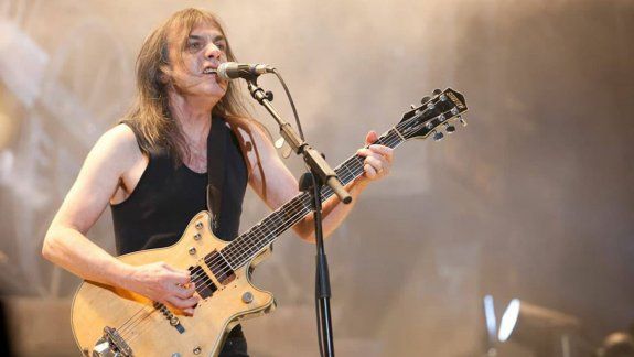 Junto con su hermano Angus, el guitarrista fundó AC/DC en 1973.
