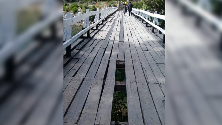 Vándalos causaron destrozos en el puente peatonal del Correntoso