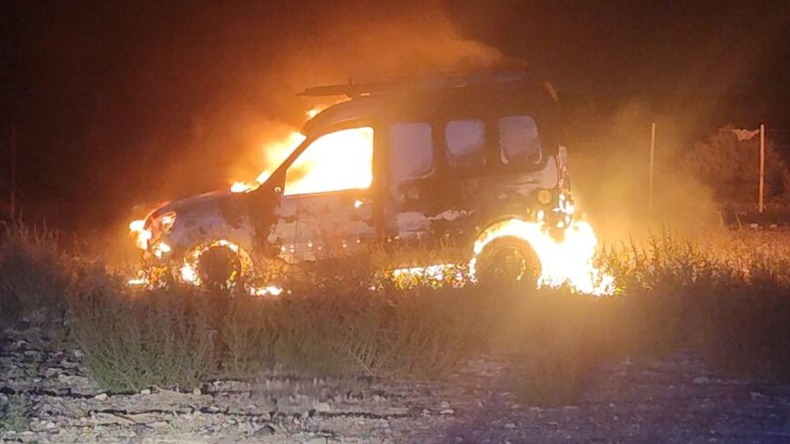 Una camioneta ardió en llamas sobre la Ruta del Petróleo | LM Neuquen Una camioneta ardió en llamas sobre la Ruta del Petróleo
