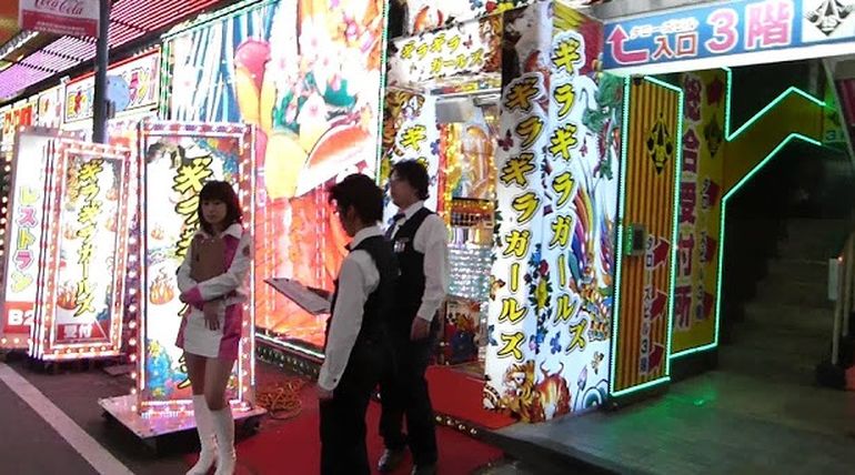 Los clubes de anfitriones terminan siendo una trampa para las mujeres. Los clubes de anfitriones terminan siendo una trampa para las mujeres.