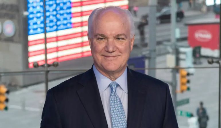 El banquero Randall Atkins y una jugada exitosa. El banquero Randall Atkins y una jugada exitosa.