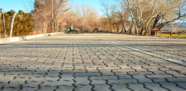 Ya se construye el Paseo Peatonal de los Sabores, en la costanera de Chos Malal.