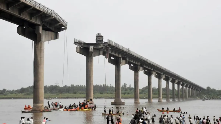 Tragedia en la India: colapsó un puente y hay al menos 15 muertos