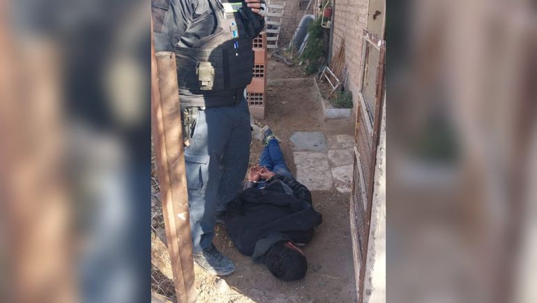 Un vecino encontró un ladrón en su patio y lo retuvo hasta que llegó la Policía