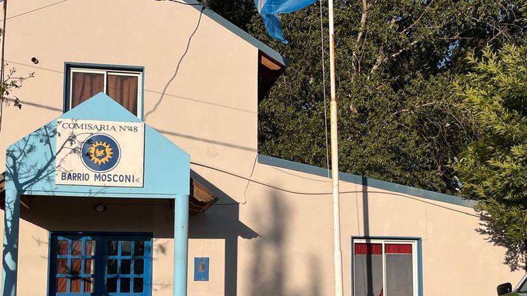 Los efectivos de la Comisaría N°48 protagonizaron una heroica escena al salvarle la vida a un bebé. 