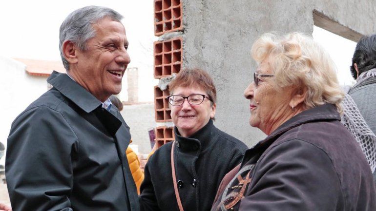 El intendente Horacio Quiroga visitó las obras con los abuelos.&nbsp;