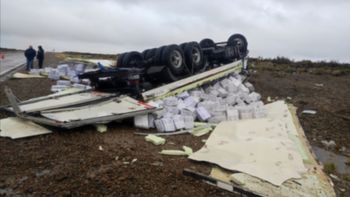 Diez toneladas de langostinos desparramados en la ruta 3: el temporal volteó un camión en Chubut Diez toneladas de langostinos desparramados en la ruta 3: el temporal volteó un camión en Chubut