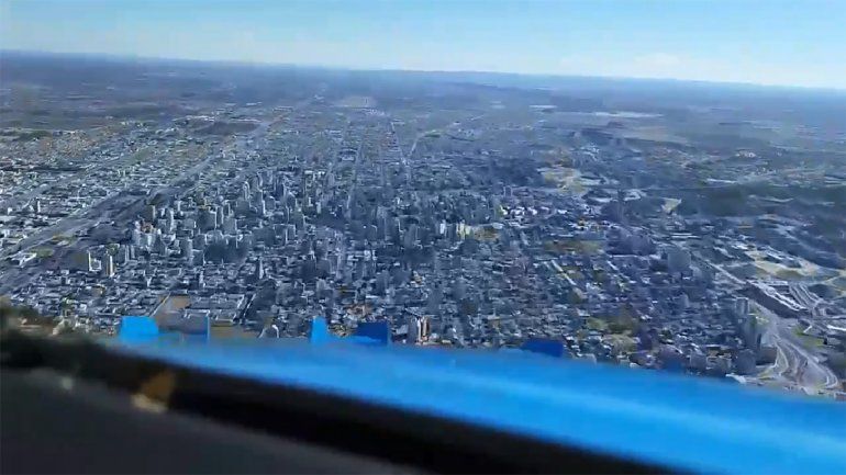 Así se ve un aterrizaje en Neuquén desde la nariz de un avión