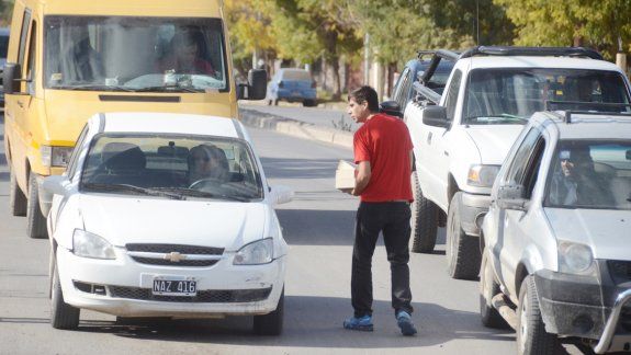 Los choripanes y empanadas que ofrecen los vendedores, ya sea en la Ruta 22, calles o esquinas, se convirtieron en una sabrosa tentación para los automovilistas y transeúntes.&nbsp;