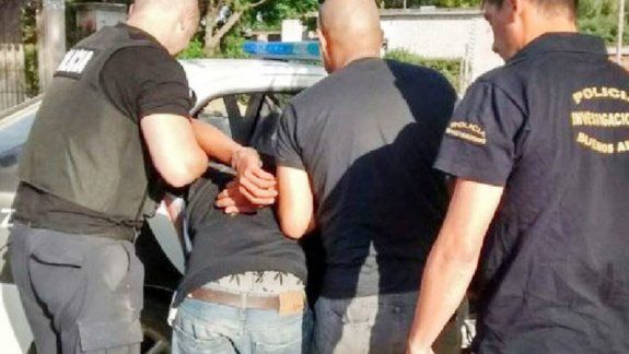 El momento en el que la policía detuvo al padre abusador. El fiscal Álvaro Garganta, a cargo de la investigación.