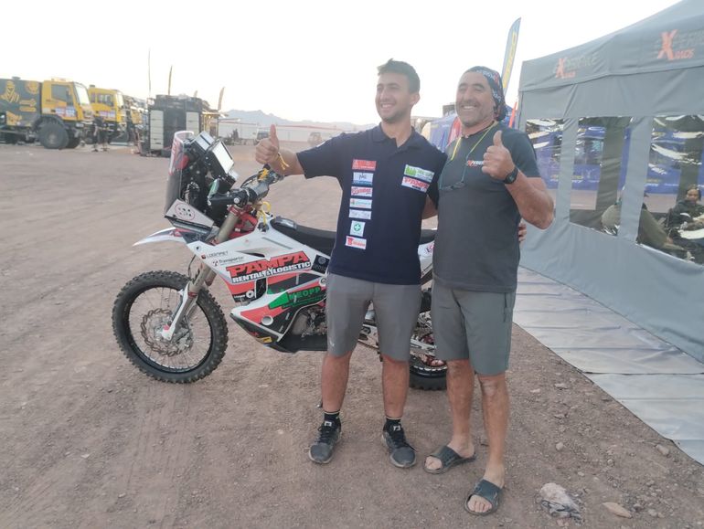 Santiago Rostan con su mecánico a pocas horas de subirse a la moto para el estreno en el Dakar. Santiago Rostan con su mecánico a pocas horas de subirse a la moto para el estreno en el Dakar.