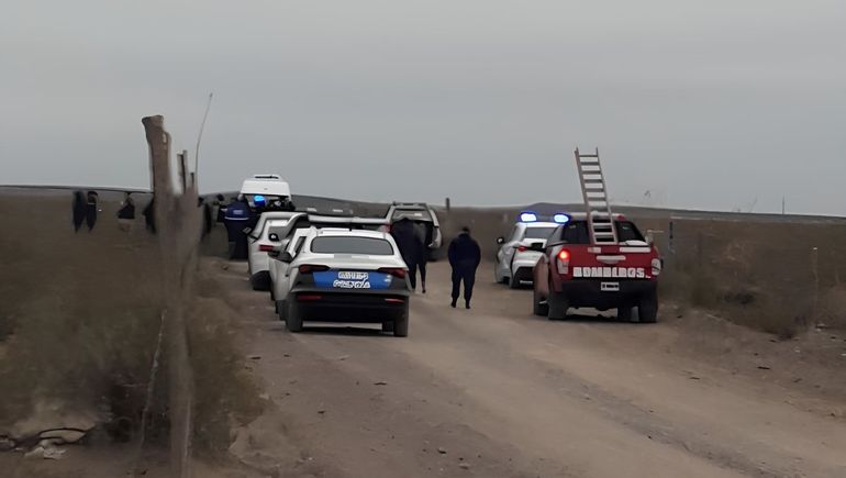 En medio de un gran despliegue policial, encontraron el cuerpo de un hombre enterrado cerca del lago Pellegrini. En medio de un gran despliegue policial, encontraron el cuerpo de un hombre enterrado cerca del lago Pellegrini.