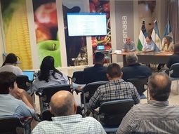 Funcionarios sanitarios de Argentina, Chile, Perú, Ecuador y Uruguay analizan la Técnica del Adulto en Frío (TAF) que protege a la Patagonia de la mosca de los frutos, asegurando mercados internacionales. Funcionarios sanitarios de Argentina, Chile, Perú, Ecuador y Uruguay analizan la Técnica del Adulto en Frío (TAF) que protege a la Patagonia de la mosca de los frutos, asegurando mercados internacionales.