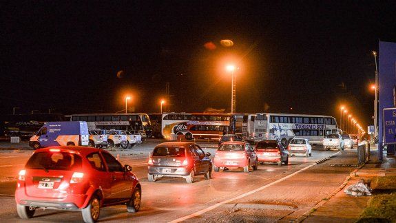 Transportistas bloquean los puentes carreteros con sus colectivos