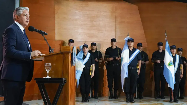 Rolando Figueroa participó del acto de la Policía Federal en Neuquén.