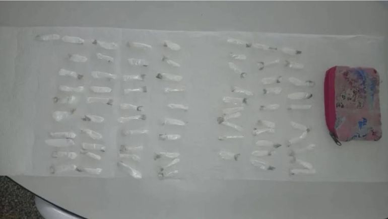La docente que encontró el monedero con 71 envoltorios de cocaína se negó a devolverlo a la madre y dio aviso a la policía. La docente que encontró el monedero con 71 envoltorios de cocaína se negó a devolverlo a la madre y dio aviso a la policía.