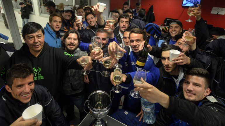 ¡Chinchín! Los jugadores levantaron la copa en nuestra redacción. ¡Gracias por venir