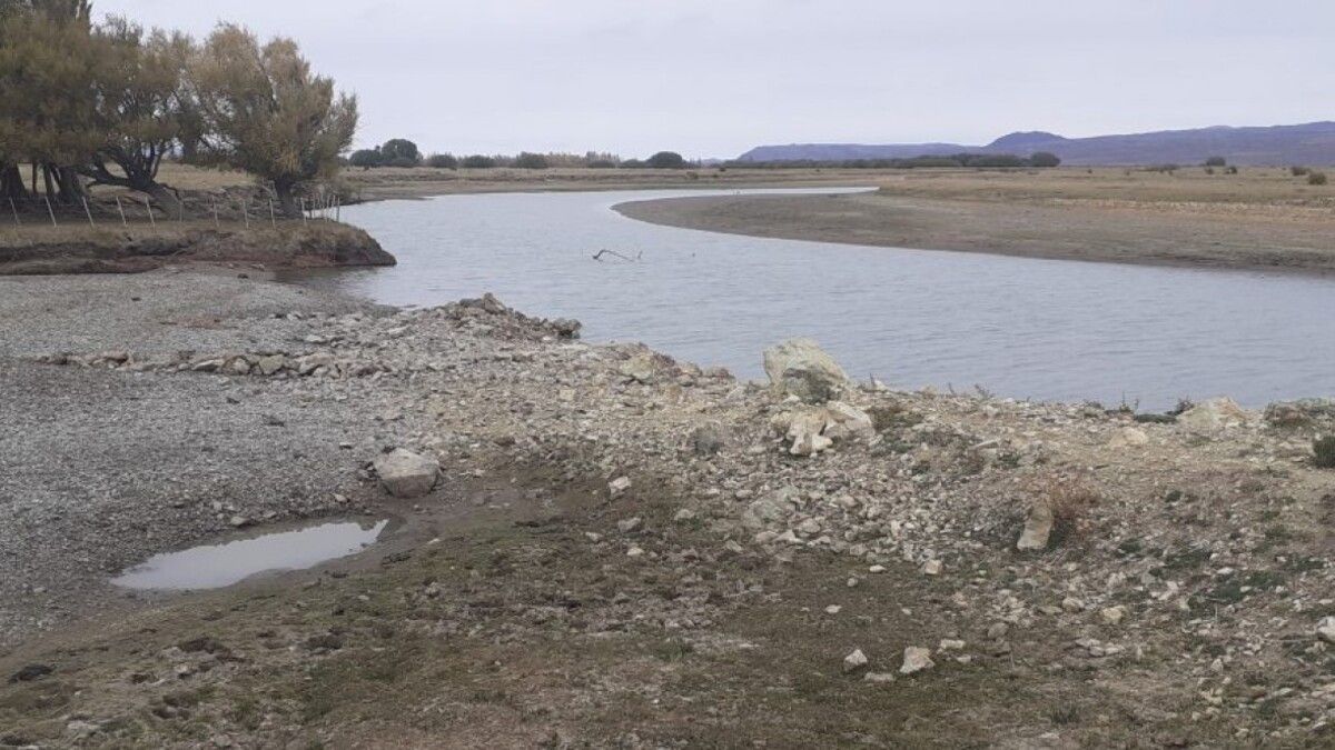 El río Senguer, casi sin agua por la escasez de nevadas en Chubut.