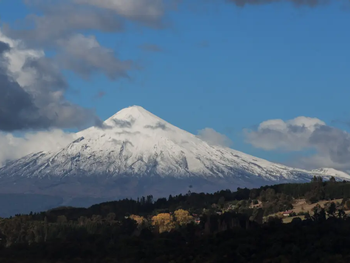 El volcán Villarrica se encuentra en la frontera entre Neuquén y Chile. El volcán Villarrica se encuentra en la frontera entre Neuquén y Chile.