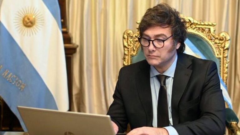 Javier Milei y su habitual uso de las redes sociales.