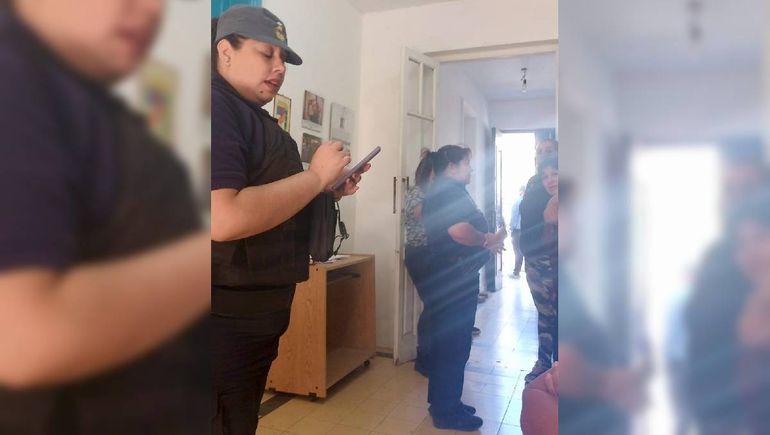 La policía dentro dle local partidario del Partido Justicialista.