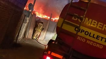 Bomberos Voluntarios fueron a apagar un incendio y fueron atacados por una mujer y varios hombres, que empuñaban cuchillos. Bomberos Voluntarios fueron a apagar un incendio y fueron atacados por una mujer y varios hombres, que empuñaban cuchillos.