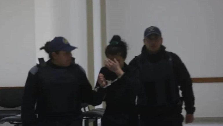 El momento en que entra la acusada a los tribunales de Roca. Fue imputada y quedó en prisión preventiva. 