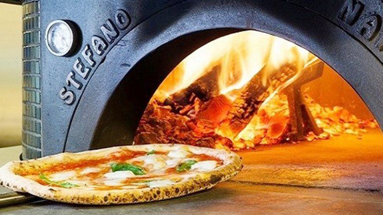 Lista para disfrutar, una pizza auténticamente napolitana. Lista para disfrutar, una pizza auténticamente napolitana.