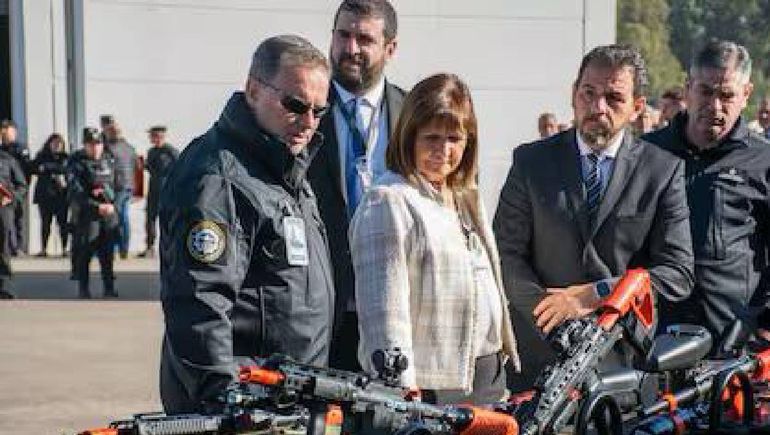 Patricia Bullrich presnetó las armas no letales para las fuerzas federales. Aún en la Policía de Neuquén no está reglamentado el uso. Patricia Bullrich presnetó las armas no letales para las fuerzas federales. Aún en la Policía de Neuquén no está reglamentado el uso.