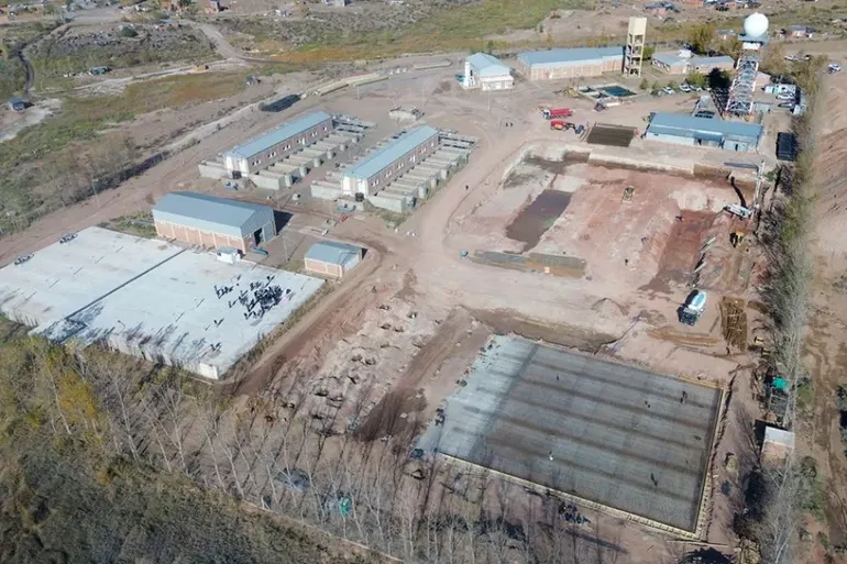 La obra permitirá aumentar significativamente la provisión de agua en la Confluencia.
