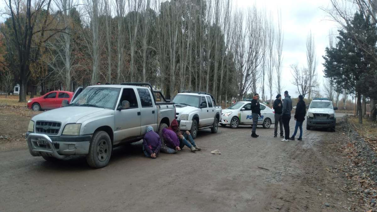 Habían robado una camioneta en Neuquén y fueron detenidos en la Isla Jordán thumbnail