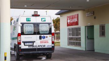 pinas en el hospital de cipo: cinco detenidos y un auto destrozado